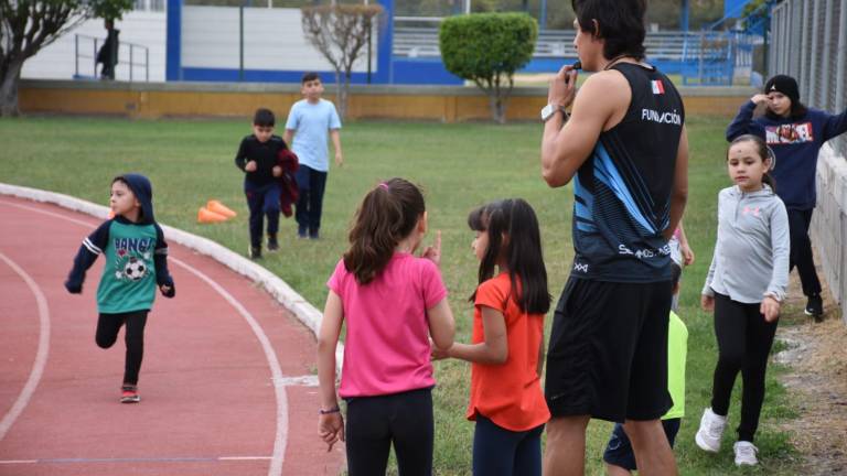 Invitan a niñas y niños a integrarse a la Escuela de Atletismo