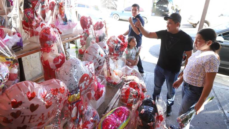 Los clientes se lanzaron de última hora a hacer sus compras.