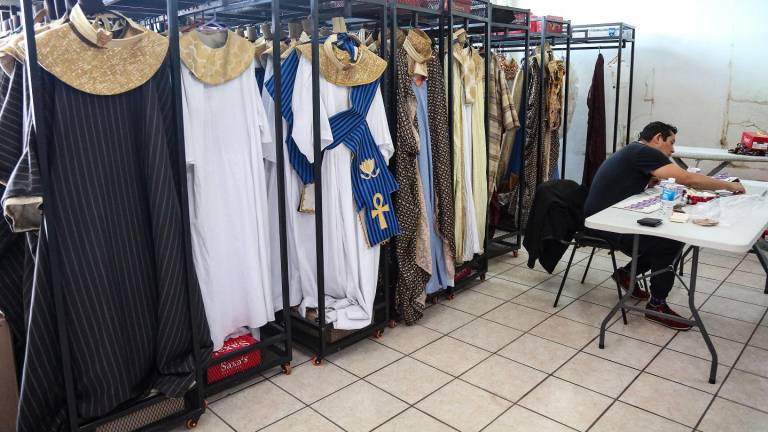 Ya está listo el vestuario egipcio que portarán los protagonistas y el elenco de la ópera “Aida”.