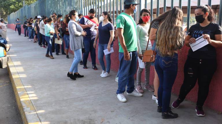 Tiempo de espera de vacunación contra el Covid en Polideportivo de la UAS en Mazatlán se redujo hasta media hora
