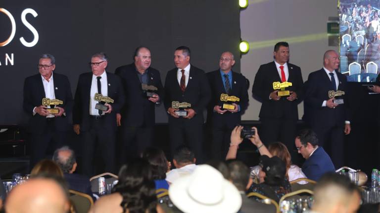 Ex peloteros y ex coaches de Venados de Mazatlán fueron reconocidos en la Gala por el 80 aniversario del club de beisbol.