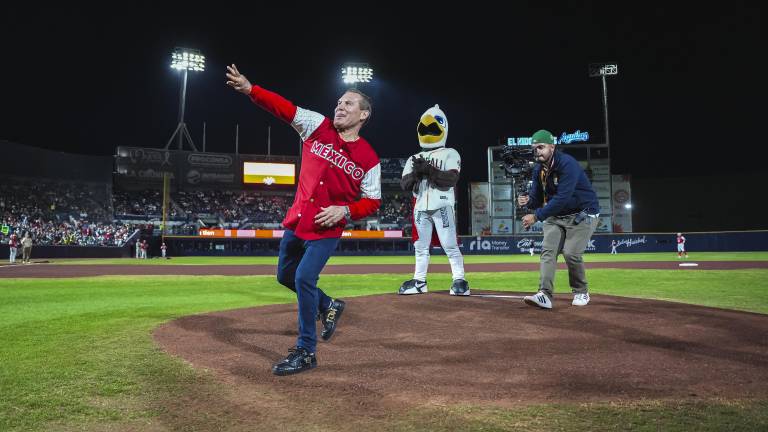 Julio César Chávez hace el primer lanzamiento.