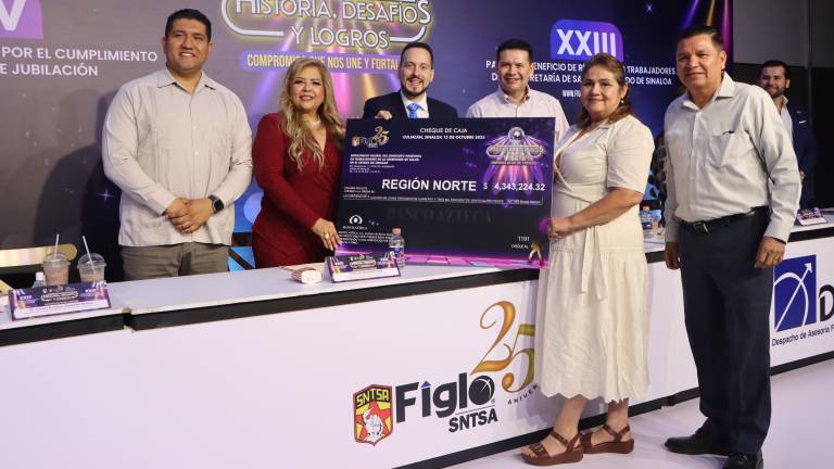 Personalidades del sector salud formaron parte del presídium y hacen entrega simbólica a socios beneficiados de la región Norte.