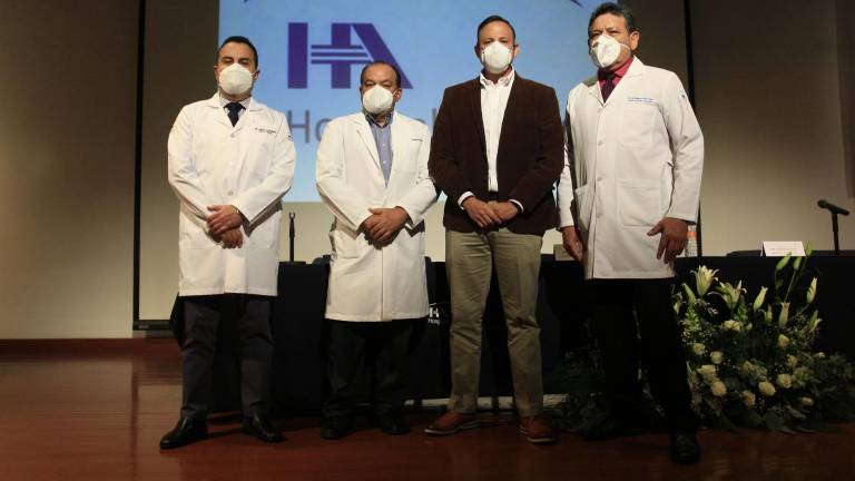 Los médicos Ángel Valenzuela, Arturo Aguilar, Sergio Irízar, y Luis Humberto Rojas comparten los detalles del trasplante renal.