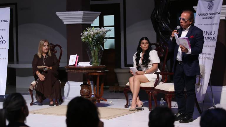 Acompañan a Paulina Salazar en la presentación de su libro