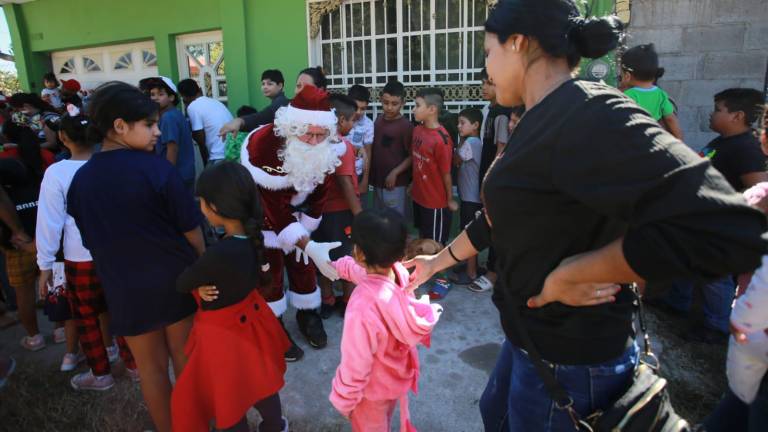 Santa Clos saludó a los pequeños al momento de recibir sus regalos.