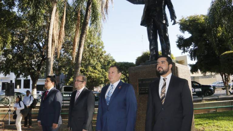 Homenaje a Benito Juárez en el 218 aniversario de su natalicio.