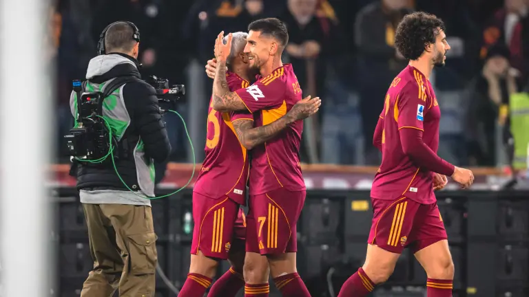 Wesley es felicitado tras anotar el gol del triunfo para la Roma.