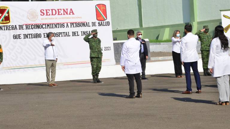Autoridades de la Sedena y de Salud de Sinaloa, durante una entrega de reconocimiento a personal médico.