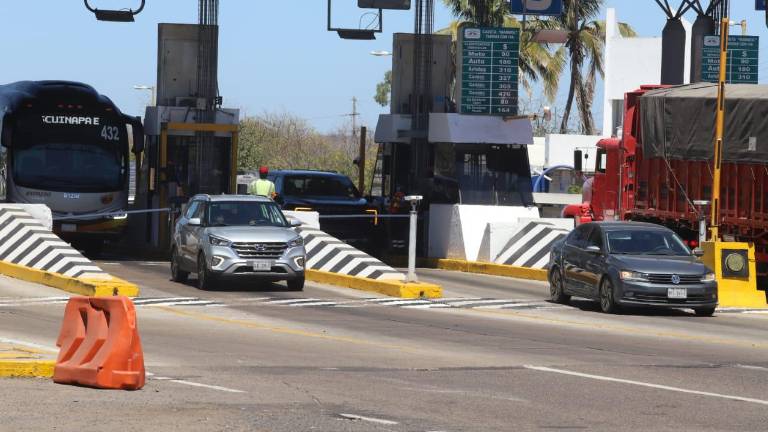 Decenas de vehículos, muchos de ellos en caravana, se observaron circular por la carretera Libre, mientras que en la Maxipista es menor.