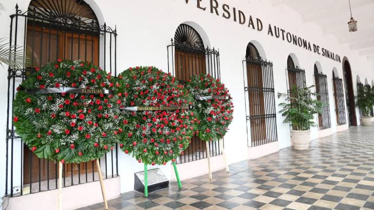 Homenaje de los estudiantes caídos en 1972 en defensa de la autonomía universitaria.