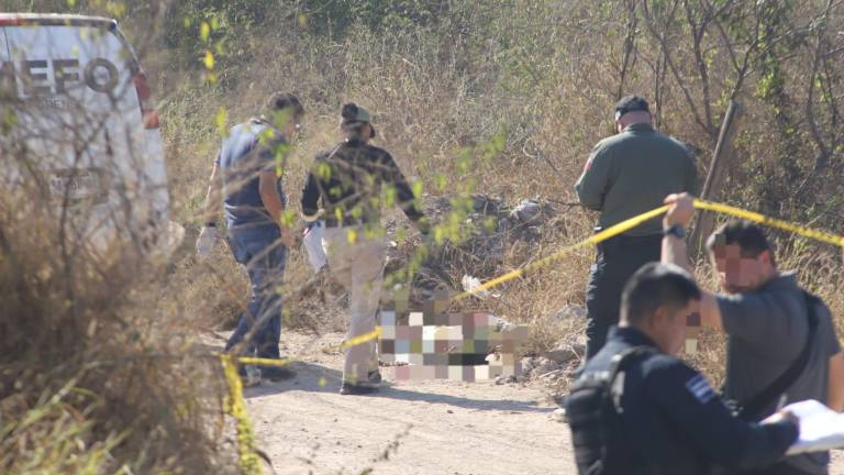 El cadáver del hombre fue localizado tirado semidesnudo sobre el camino de terracería.