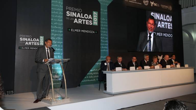 El escritor Élmer Mendoza recibió el Premio Sinaloa de las Artes en 2017.