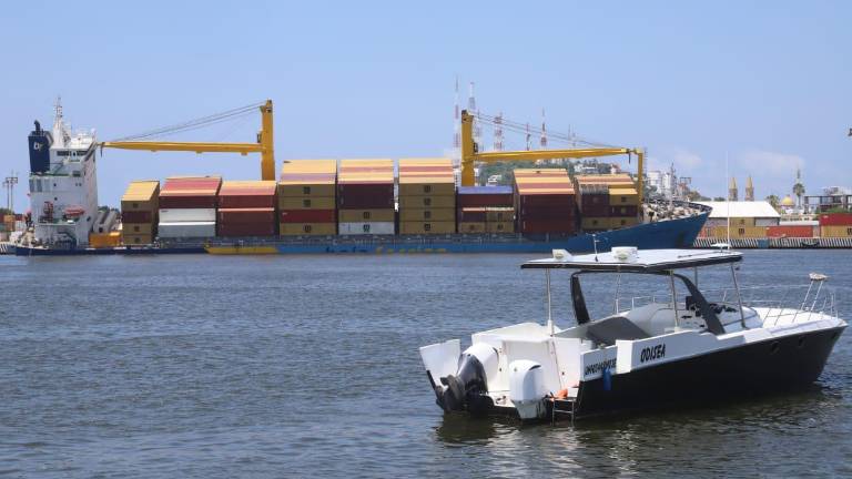 El buque Chiapas Star sigue escorado este martes en el canal de navegación de Mazatlán.