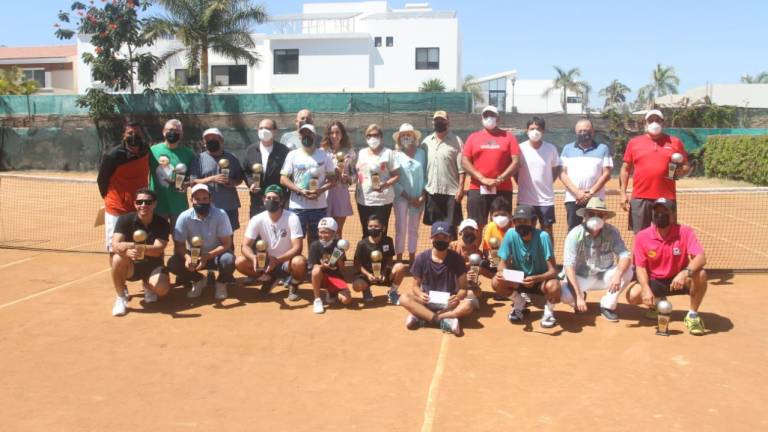Los campeones y finalistas del tracional Torneo de Tenis Nancy Grimes de Semana Santa 2021 se tomaron la fotografía del recuerdo.