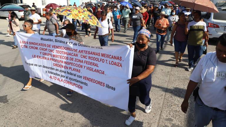 Los vendedores de playa de Mazatlán encabezaron dos marchas este lunes en busca de ser escuchados.
