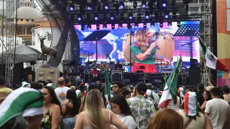 Más de 16 mil personas acudieron la noche del sábado al Paseo Olas Altas para disfrutar del evento “Mazatlán, la Fiesta del Futbol”.