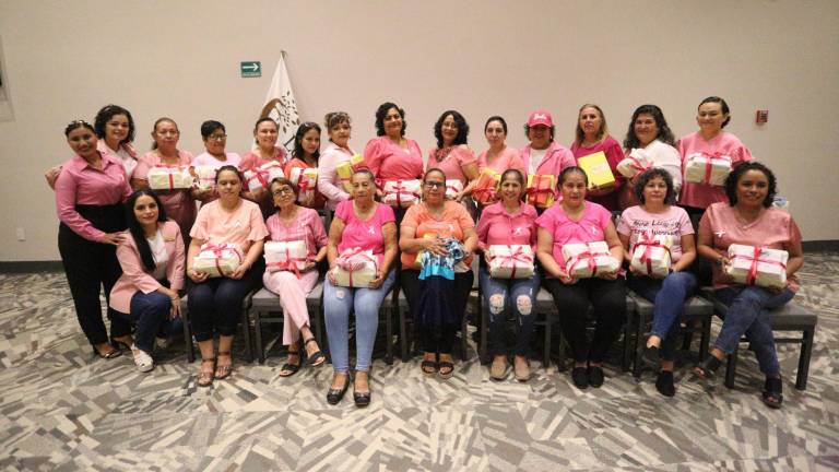 Las damas sobrevivientes al cáncer reciben su prótesis mamarias que les donó Fundación Letty Coppel.
