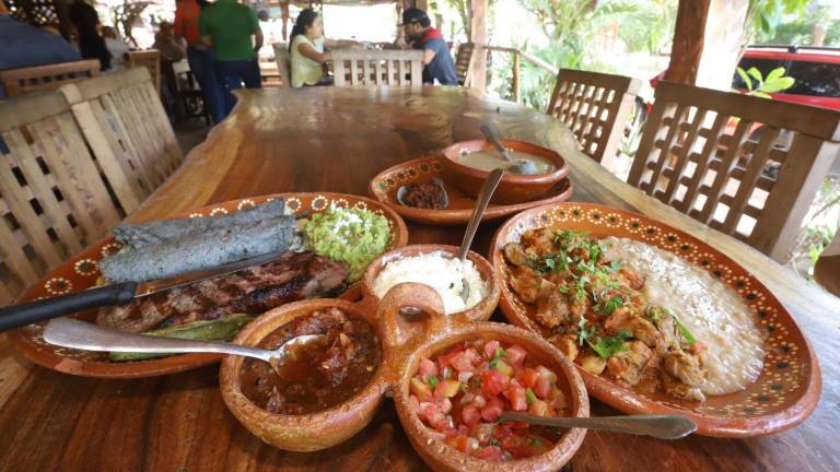 El restaurante El Sazón de la Abuela Tina ofrece delicias gastronómicas, todo cocinado a la leña como Sopa de ombligo, Panqueques, La pepena. El molcajete norteño, Carnes asadas, Burros prietos, entre mucha gran variedad.