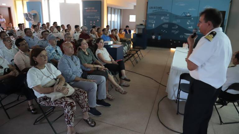 El capitán Luis Fabián Ramírez García presentó la ponencia magistral ‘Formación, evolución y trayectoria de los ciclones tropicales en el Océano Pacífico del hemisferio norte”.