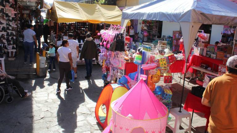 Juguetes y toda clase de artículos se pueden encontrar en la Verbena Navideña realizada en el mercado Miguel Hidalgo.