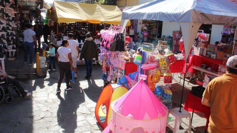 Juguetes y toda clase de artículos se pueden encontrar en la Verbena Navideña realizada en el mercado Miguel Hidalgo.