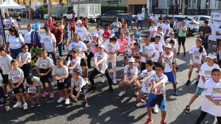 Niños y niñas participaron en el evento deportivo.