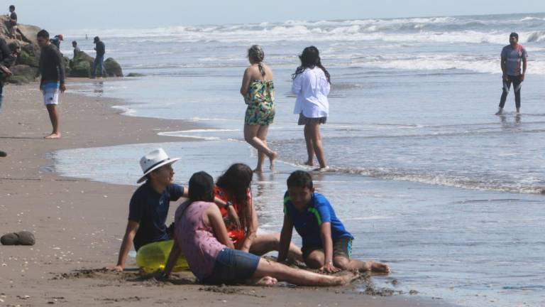 Población disfrutando de la playas de Ponce.