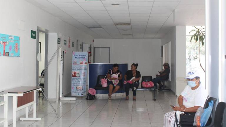 Da a luz su tercer hijo en el baño de la sala de espera de un hospital de Escuinapa