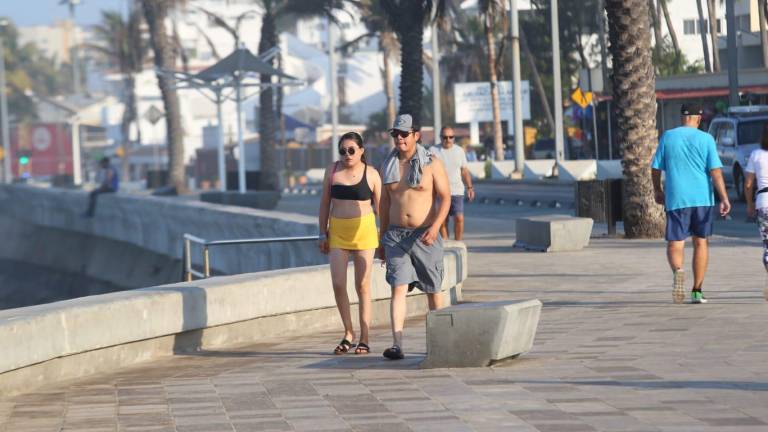 Salud llama a no exponerse al fuerte calor en Mazatlán