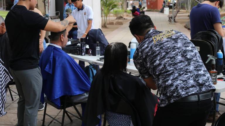 Estudiantes de barbería ofrecen cortes gratis en la Plazuela Obregón, en el Centro de Culiacán.