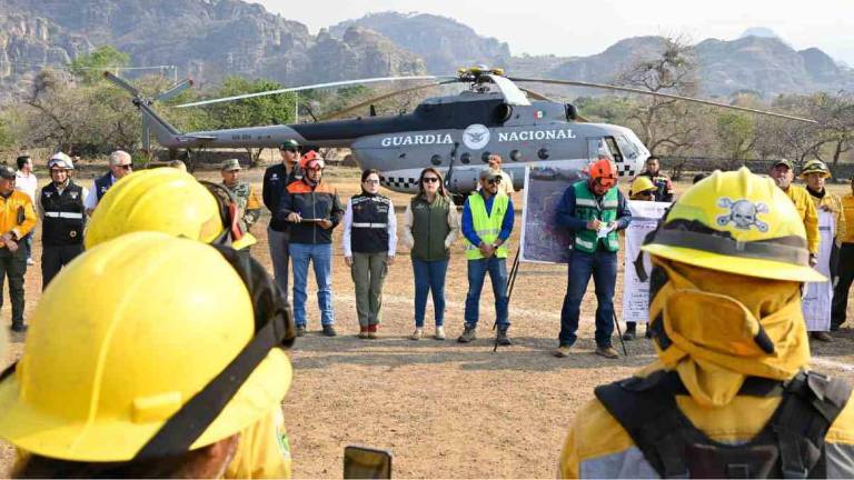 Autoridades llevan a cabo acciones de combate del incendio tanto por tierra como por aire.