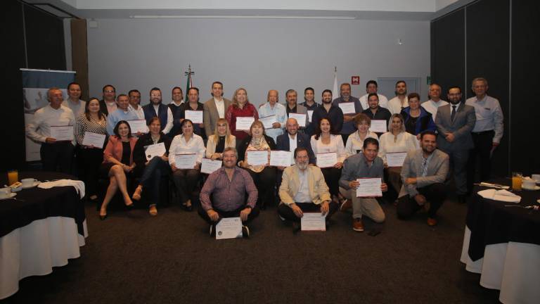 Integrantes del Instituto Mexicano de Contadores Públicos de Sinaloa reciben constancia de actualización.