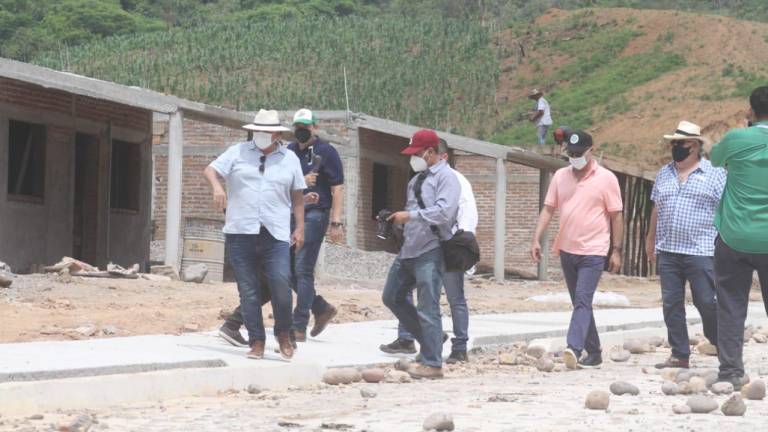 Quirino supervisa construcción de Nuevo Santa María, el nuevo poblado de Sinaloa