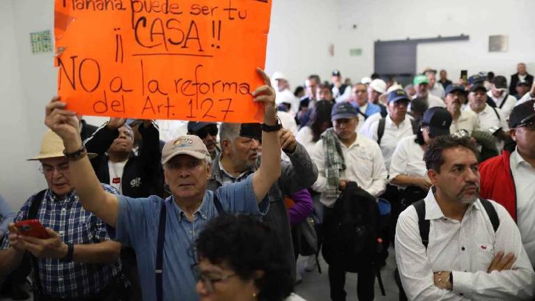 Este viernes, extrabajadores de Pemex y la Comisión Federal de Electricidad manifestaron su preocupación por los efectos de la reforma.