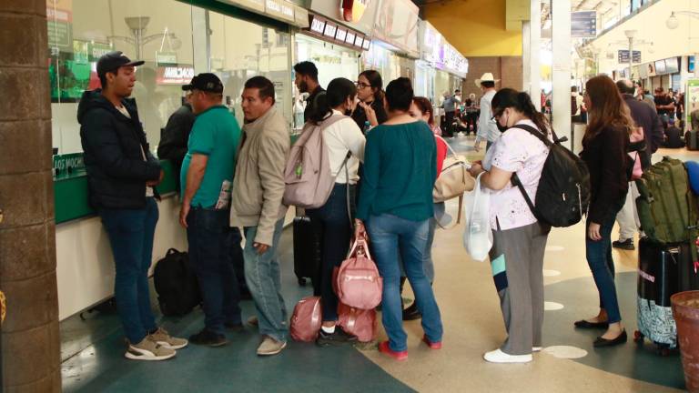 Permanecen varados cientos de pasajeros en la Central de Autobuses de Culiacán