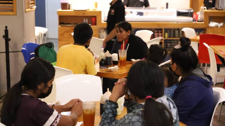 Algunas de las personas beneficiadas y consultadas agradecieron el apoyo a Suzhaki Sushi por esta cena navideña y regalos.