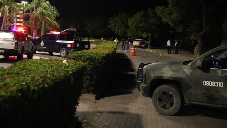 La noche del pasado domingo un hombre y una mujer fueron asesinados en la zona turística de La Marina, en Mazatlán.