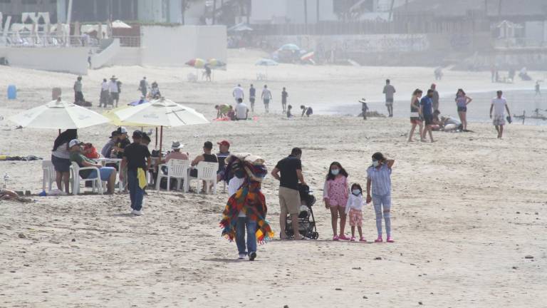 Aumentan bañistas en playas de Mazatlán durante fin de semana