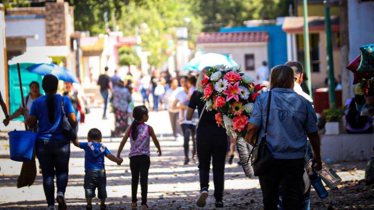 Familias adelantan visita a los panteones de Culiacán en víspera del Día de Muertos.