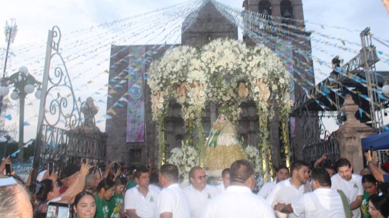 La imagen de la Virgen del Rosario salió a recorrer las calles de Rosario.