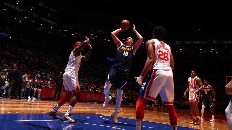 Nikola Jokic logró un triple-doble para los Nuggets, que vencieron a los Nets en Brooklyn.