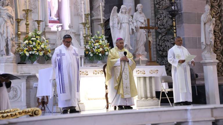 El Obispo de la Diócesis de Mazatlán, Mario Espinosa Contreras, invita a vivir la pascua de la violencia a la paz.