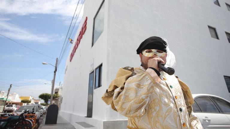 Presentación del edicto de los Bolcheviques para la Quema del Mal Humor de Mazatlán.