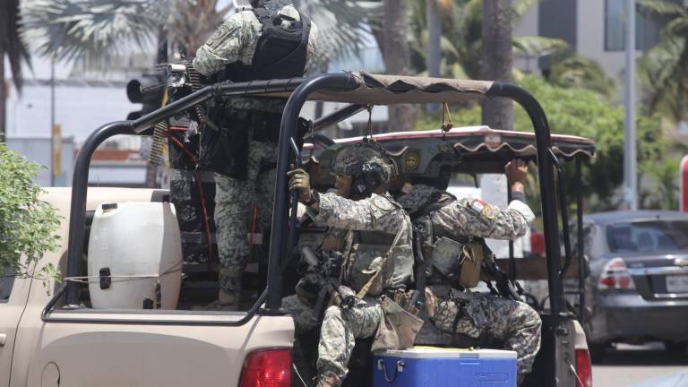 Elementos del Ejército durante recorridos por la zona turística de Mazatlán.