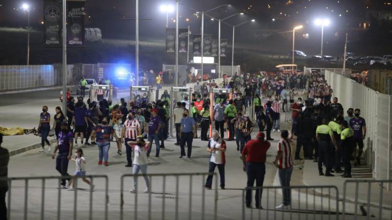 Aficionados de Mazatlán y Chivas viven fiesta futbolera en el Kraken