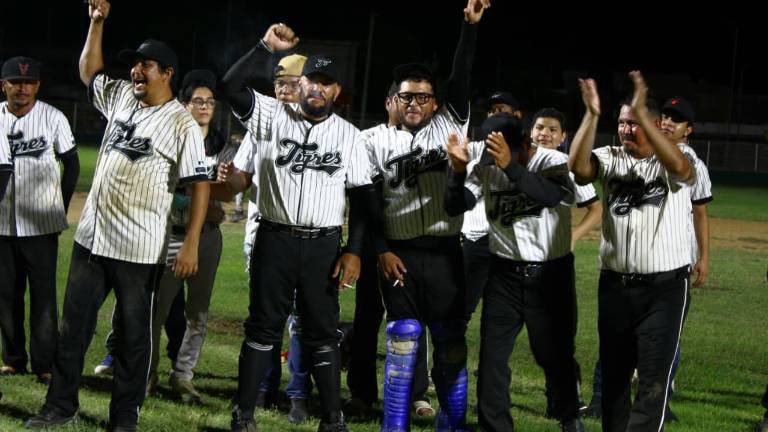 Tigres de Aseo Urbano lució toda su ofensiva para quedarse con la corona.