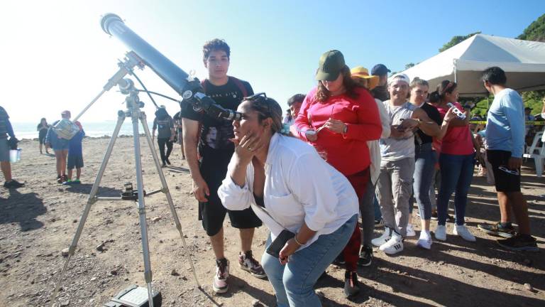 Cientos de personas estuvieron observando el fenómeno desde las escolleras del puerto este sábado.