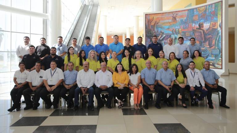 Colaboradores, directivos e integrantes del Patronato del Centro de Convenciones de Mazatlán se toman la fotografía del recuerdo.