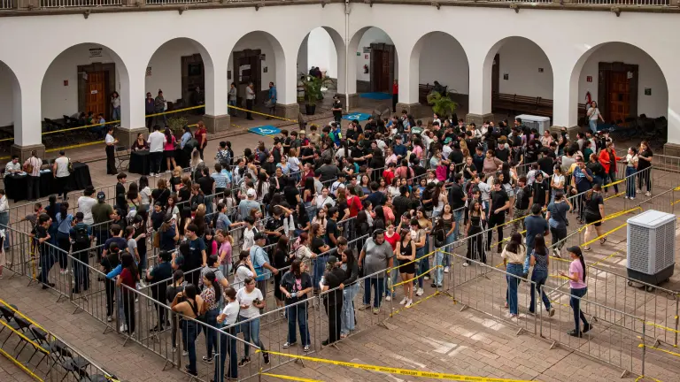 Largas filas se forman en el patio del Palacio Municipal de Culiacán para conseguir boletos para el concierto de Kevin AMF el próximo domingo.